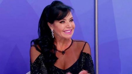Queridinha de Silvio Santos, Flor mostra corpão de biquíni e anuncia novidade
