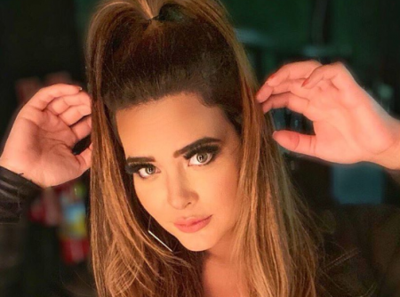 Geisy Arruda esconde o rosto e seios descobertos roubam a cena