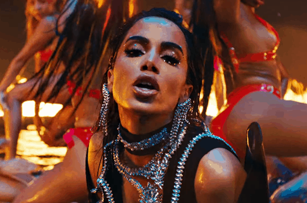 Anitta posa sexy ao lado de coreógrafa de Beyoncé nos bastidores de clipe