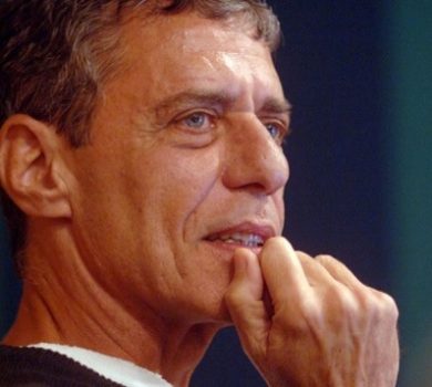 Após Bolsonaro fazer chacota, Chico Buarque se manifesta sobre prêmio