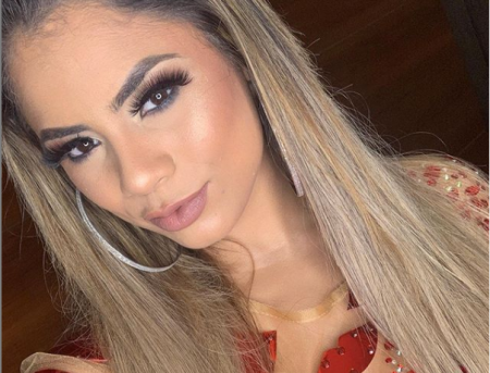 Lexa quebra o dente, ri com a situação e mostra resultado