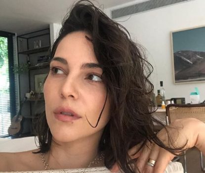 Atriz da Globo posta foto amamentando em apoio a Isis Valverde