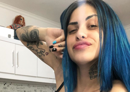 Tati Zaqui cumprimenta fãs de calcinha e acaba mostrando outra coisa