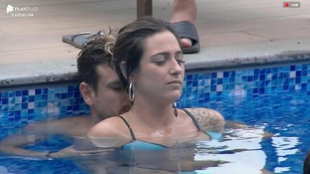 A Fazenda 2019: Gui encoxa Tati na piscina e ela sente “algo a mais”