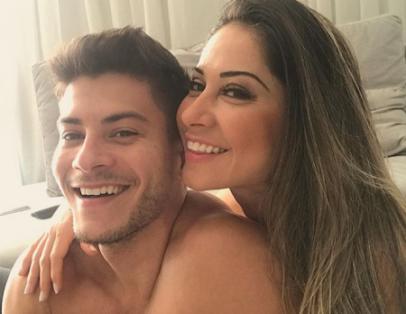 Mayra Cardi é flagrada saindo do banho e Arthur Aguiar não resiste