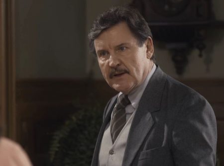 Éramos Seis: Júlio será confundido com mendigo após passar mal na rua