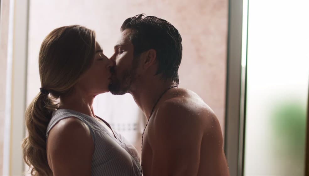 Bom Sucesso: Paloma e Marcos são flagrados aos beijos e Alberto reage