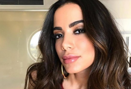 Anitta monta decoração de Natal com familiares e novo affair