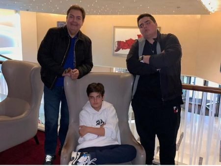 Faustão faz rara aparição em foto com o filho na Suíça