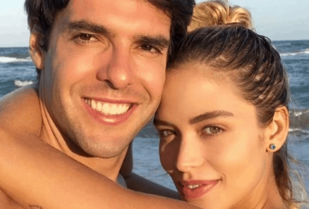 Noiva de Kaká enlouquece os fãs com “abaixadinha” no biquíni