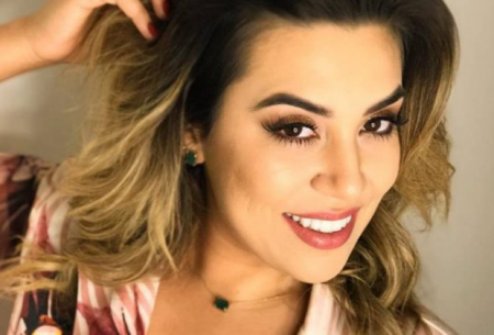 Naiara Azevedo faz lipoaspiração para ressaltar músculos