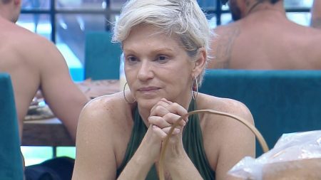 A Fazenda 2019: Andréa dá dicas de situação financeira após divórcio