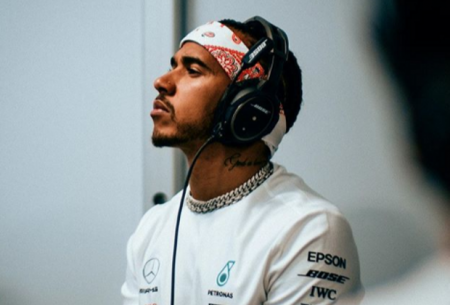 Super milionário, Lewis Hamilton exibe carrões e faz convite para fãs