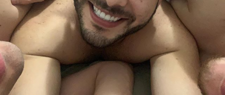 Ex-BBB causa ao aparecer pelado com dois homens na cama