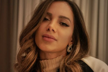 Anitta é acusada de copiar fantasia de modelo internacional