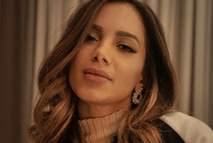 Anitta tieta atriz espanhola em premiação e a pede em namoro