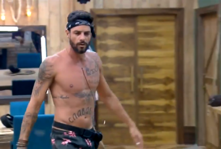 A Fazenda 2019: Diego surta com brincadeira e é acusado de homofobia