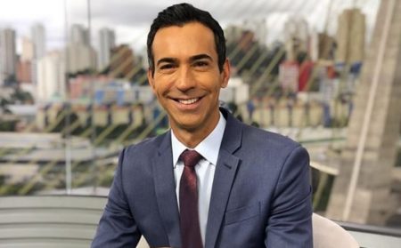 César Tralli abandona gravata e celebra início das férias