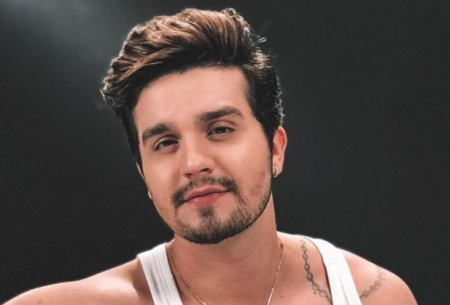 Luan Santana canta com fã em palco e faz convite especial