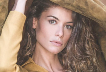 Alinne Moraes expõe foto com os seios à mostra e leva internautas ao delírio