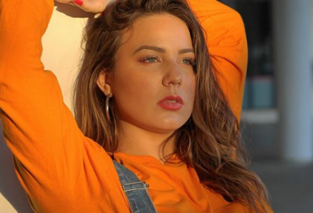 Ex-BBB Cacau mostra corpo atual de biquíni e faz relato inesperado