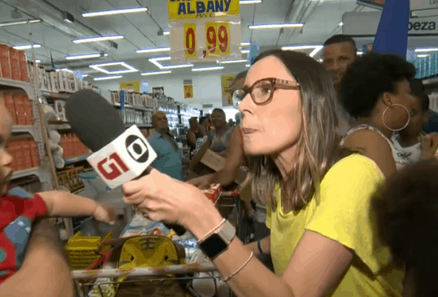 Globo leva repórter da galera para famoso aniversário de supermercado