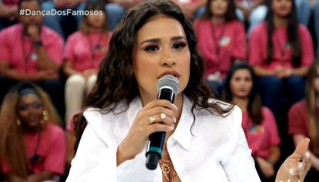 Simone, da dupla com Simaria, é fotografada orando em igreja evangélica