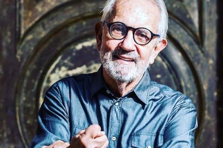 Filha chama a atenção ao mostrar Paulo José, de 82 anos, sendo ajudado a andar