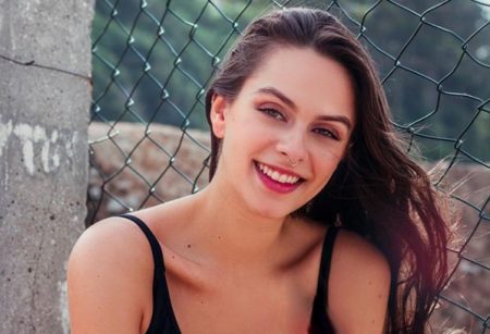 Seminua, filha de Dedé Santana posa sensual na cama e manda recado