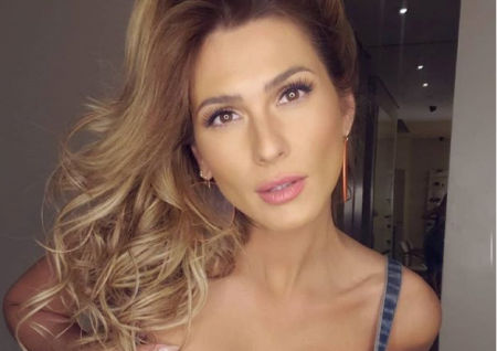 Lívia Andrade empina o bumbum e vestido justinho acaba ficando pequeno