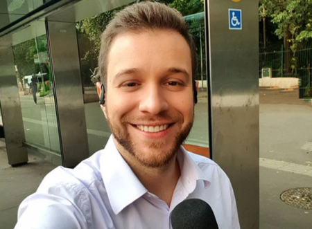 Jornalista gato do SBT posta foto de sunga e acaba mostrando algo a mais