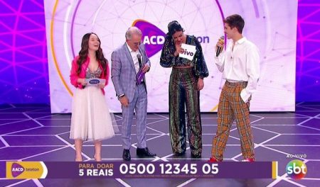 Ex-casal, Larissa Manoela e João Guilherme se apresentam juntos no Teleton 2019 e web reage