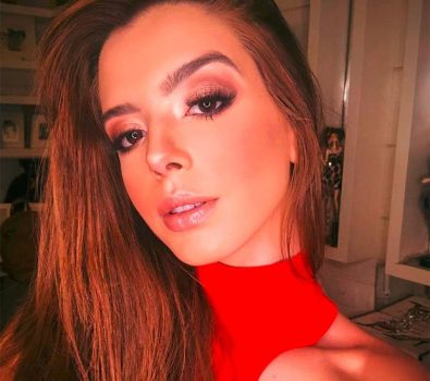 Giovanna Lancellotti beija micropênis de borracha e imagem repercute