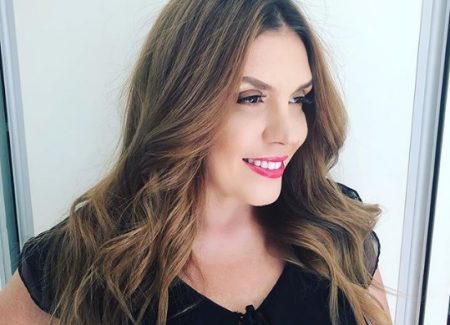 Simony aparece de biquíni e rebate seguidor sobre silicone no bumbum