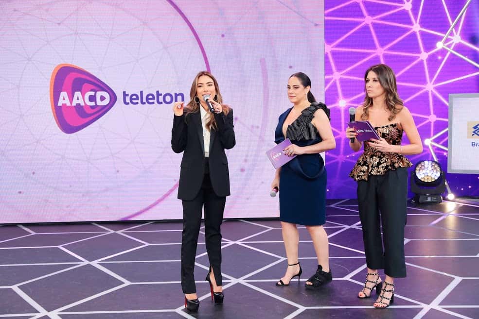 Perdidas no palco, filhas de Silvio Santos festejam erros no Teleton