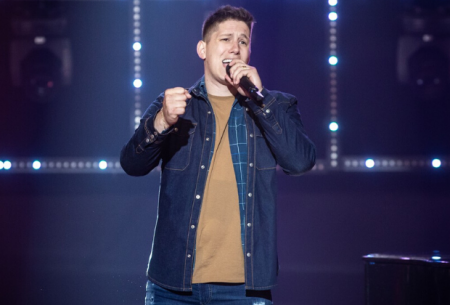 Jakson Follmann comove web na estreia do Popstar