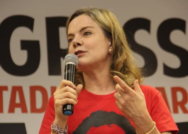 Gleisi Hoffmann ataca Bolsonaro, mas se recusa a citar a Globo