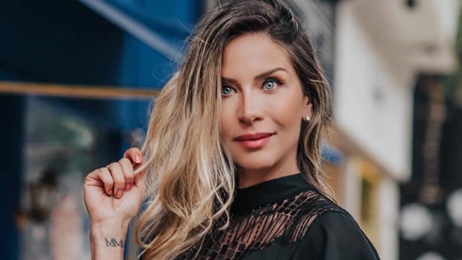 Ex-panicat faz 40 anos, posta foto sensual e ousa em revelação