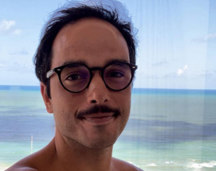 Léo Rosa faz exercícios completamente nu e dá o que falar