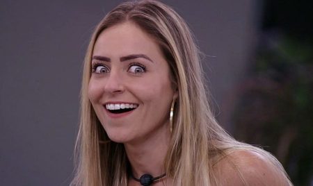 Ex-BBB Paula Von Sperling surge em clique com o namorado