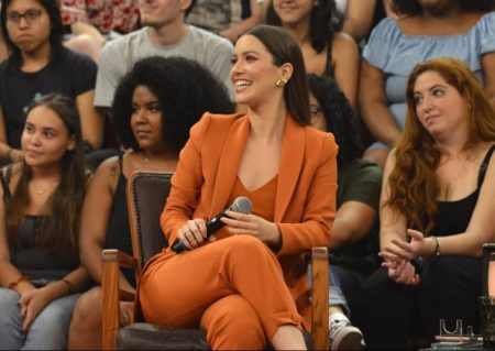Nathalia Dill recebe visita especial em gravação de filme