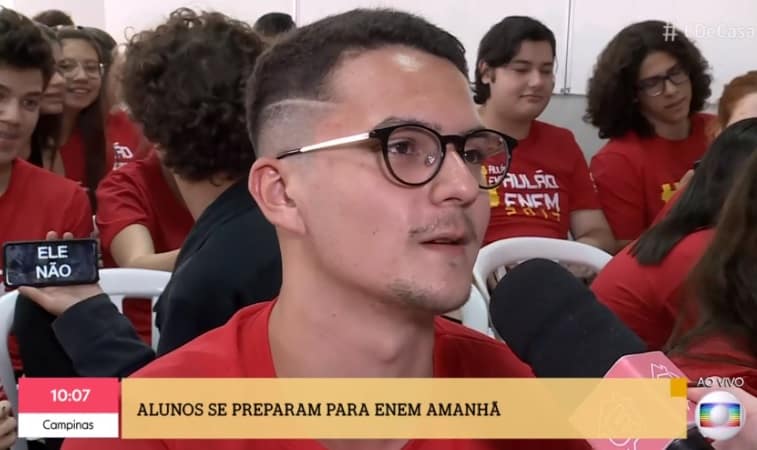 Estudante manda “Ele Não” para Bolsonaro ao vivo no É de Casa