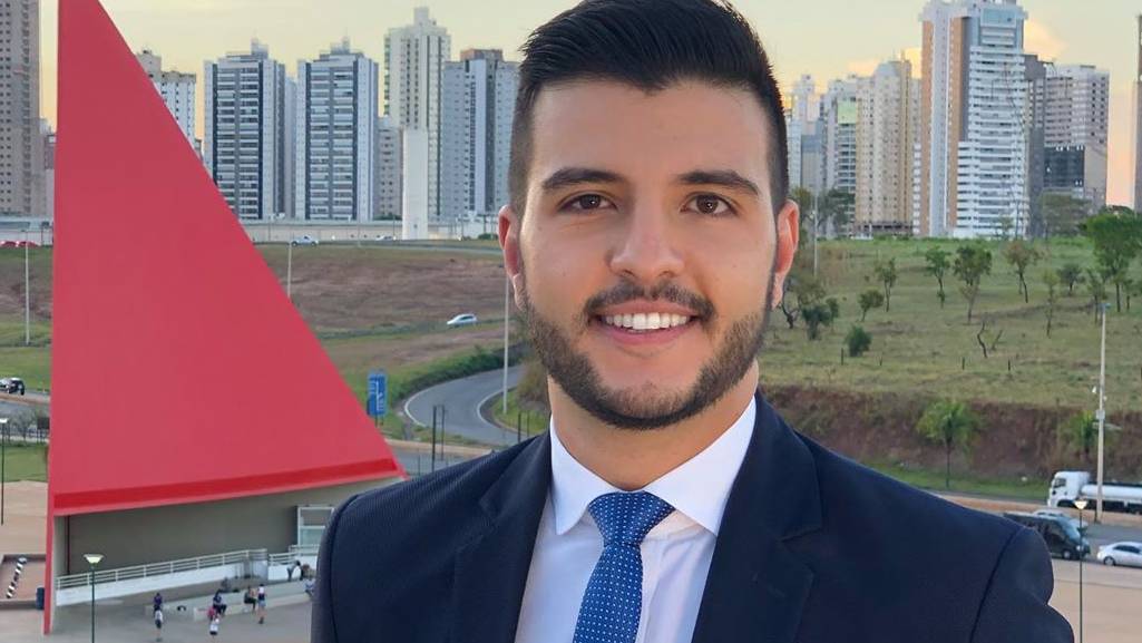 Matheus Ribeiro dá “coice” em seguidor após pergunta indiscreta sobre relação gay
