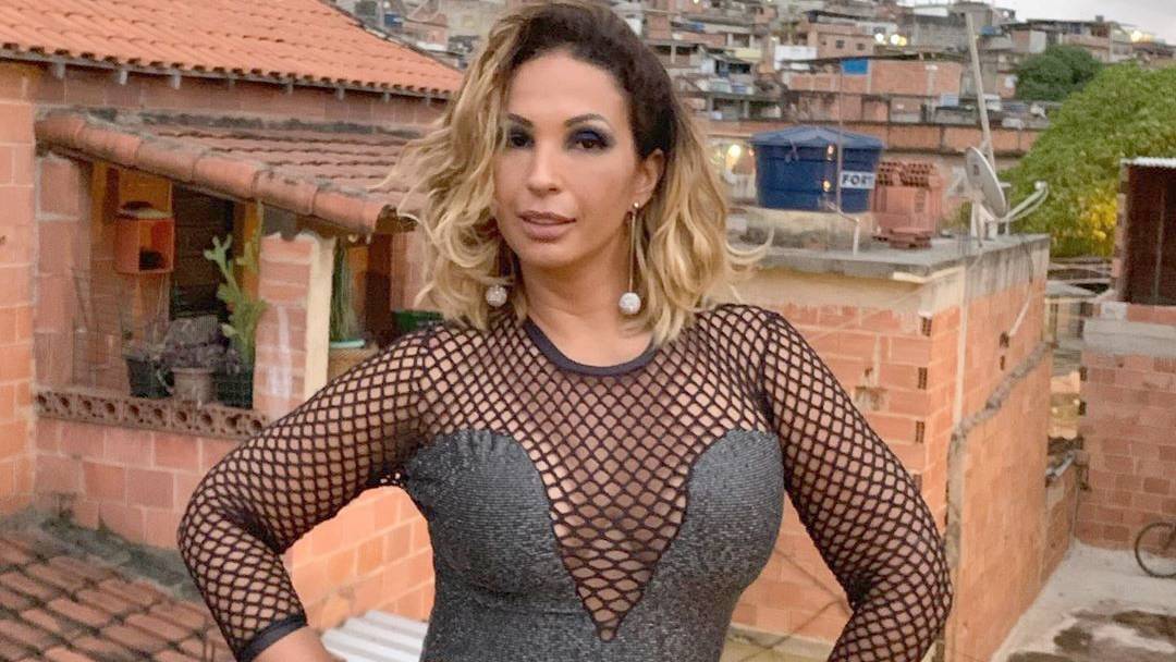 Valesca Popozuda sensualiza com top branco transparente e destaca seios