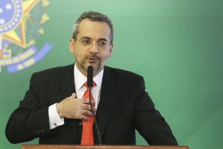 Ministro da Educação se recusa a dar entrevista para repórter da Globo