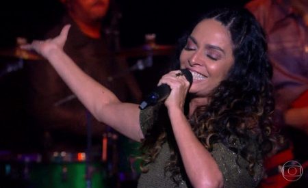 Claudia Ohana erra a letra de hit de Anitta no Popstar e web não perdoa