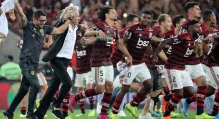 Jogador do Flamengo é pego no flagra pelado em vestiário