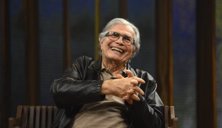 Neta de Tarcísio Meira expõe fotos raras do ator com a família