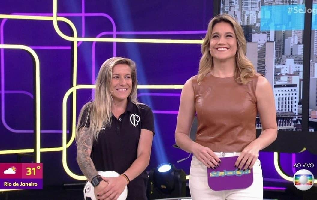 Fernanda Gentil impressiona ao entrevistar jogadora fazendo embaixadinha