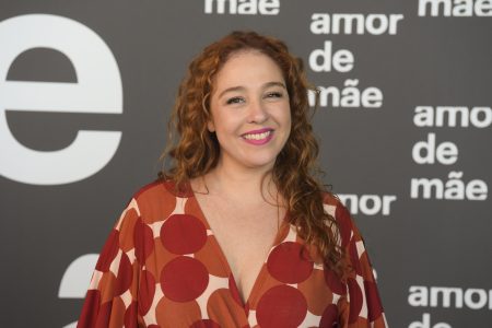 Afastada de Amor de Mãe, Debora Lamm surge agarrada na esposa